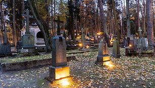 Vėlinių išvakarės Antakalnio kapinėse