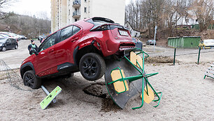 Automobilis liko kyboti vaikų žaidimo aik&scaron;telėje: vairuotoja įtariama girtumu