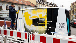 Grafičiais i&scaron;pai&scaron;ytas autonominis autobusas