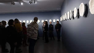 MO muziejuje atidaryta menininko Žilvino Kempino gipso kaukių paroda „Portretai-fosilijos 2023“