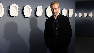 MO muziejuje atidaryta menininko Žilvino Kempino gipso kaukių paroda „Portretai-fosilijos 2023“