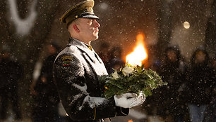 Atminimo laužų uždegimo ceremonija prie Lietuvos nacionalinio radijo ir televizijos pastato