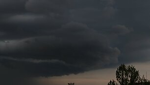 Audros debesys pasiekė Vilnių