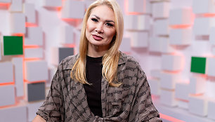 „ŽMONĖS svečiuose“: Natalija Bunkė pristato klipą „Kosmosas“ joje – intymios scenos su vyru Edgaru
