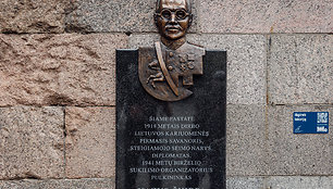 Vilniuje nuimama be leidimo pakabinta atminimo lenta Kaziui Škirpai