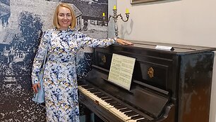 Rita Bieliauskaitė prie i&scaron;saugoto Vink&scaron;nupių dvaro pianino, kuris eksponuojamas Paežerių dvaro muziejuje