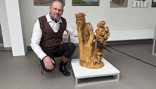 Eugenijus Rimdžius prie savo skulptūros