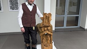 Eugenijus Rimdžius prie savo skulptūros