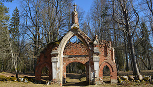 Rubos evangelikų liuteronų bažnyčia ir kapinių vartai (Latvija)