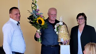 Gudelių kultūros puoselėtojai seniūnas Žydrūnas Krulikas (kairėje) ir bibliotekos vedėja Asta Urkienė (de&scaron;inėje) dar ir suvalkieti&scaron;kai vai&scaron;ingi