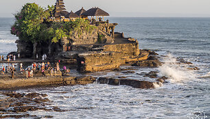 Vandenyno bangų skalaujama Tanah Lot &scaron;ventykla (Balis, Indonezija)