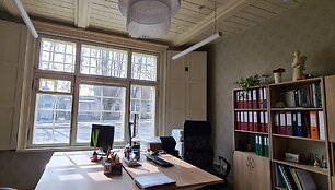 Viename i&scaron; dailininko namo kambarių &ndash; KPD &Scaron;iaulių teritorinio skyriaus specialistų kabinetas. Įdomi detalė &ndash; autenti&scaron;kos medinės langinės įrengtos viduje, o ne i&scaron;orėje