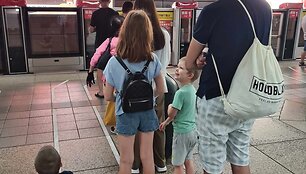 Prie metro visi susirikiuoja į tvarkingą eilutę