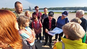 Žygio dalyvius organizatorius J.Nekra&scaron;ius (nuotr. centre) supažindino su &Scaron;iaulių buriavimo istorija, padavimais ir legendomis apie Talk&scaron;os ir Rėkyvos ežerus, su jų gamtosaugos problemomis