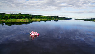 Dviejų draugų kelionė pripučiamu flamingu