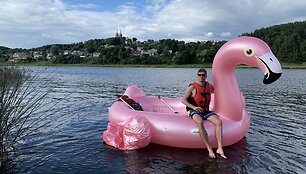 Dviejų draugų kelionė pripučiamu flamingu
