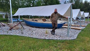 Karolis &Scaron;leževičius prie savo jachtų