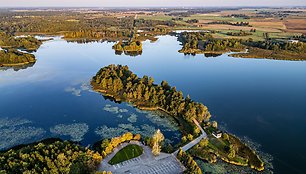 Arimaičių ežeras ir Velžių piliakalnis