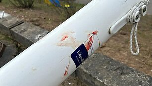 Mažeikiuose nuversti ir sulaužyti stulpai su Ukrainos vėliavomis
