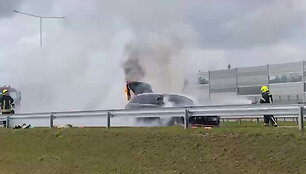 autostradoje-uzsiliepsnojo-automobilis
