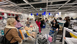 Eilės &bdquo;IKEA&ldquo; prekybos centre