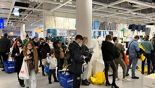 Eilės &bdquo;IKEA&ldquo; prekybos centre
