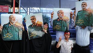 Žmonės laiko nuotraukas žuvusių Islamo revoliucinės gvardijos korpuso (IRGC) vadų &ndash; (i&scaron; kairės į de&scaron;inę) Hosseino Salami, Mohammado Bagheri, Gholamo Ali Rashido ir Amirio Ali Hajizadeh &ndash; kurie žuvo per neseniai įvykdytus Izraelio smūgius.