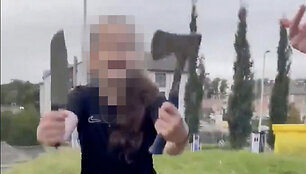 Incidentas &Scaron;kotijoje: paauglė demonstravo kirvį bei peilį