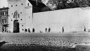  Aušros vartai nuo M.Daukšos gatvės, 1966. Nuotrauka iš A.Kunčiaus albumo „Fotografuota Vilniuje 1960-1970 metais“