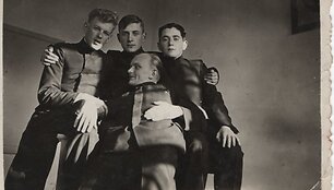 Vytautas Mačernis su klasės draugais, 1937 m.