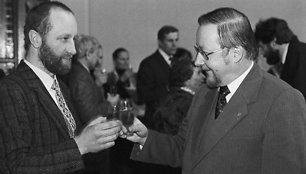 Prof. Vytautas Landsbergis sveikina su Nacionaline premija, 1991 vasario 16 d.