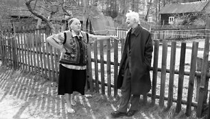Kapini&scaron;kių kaime Henrikas Gudavičius kalbina Gabrielę Svirnelienę, 2010 m.
