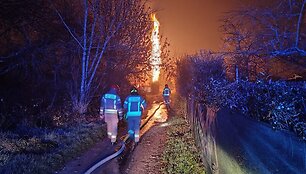 Krokuvoje į dangų &scaron;ovė 20 metrų ugnies stulpas