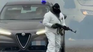 Kaukėti asmenys Italijoje bandė apiplė&scaron;ti inkasatorių automobilį