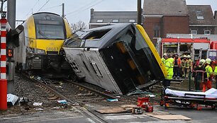 Belgijoje traukinys rėžėsi į mokyklinį autobusą