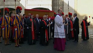Popiežiaus Pranci&scaron;kaus karstas perkeliamas į &Scaron;v. Petro baziliką