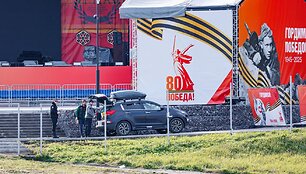 Rusai palei Narvos upę į Estijos pusę įrengė ekranus, kuriuose rodomos įprastos propagandinės transliacijos