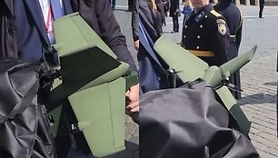 Vladimiro Putino apsauginis nufilmuotas besine&scaron;antis droną-perėmėją