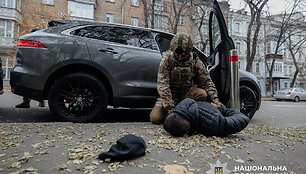 Sukčiai už 100 tūkst. siūlė įdarbinti Ukrainos prezidentūroje: policija rado pilną bagažinę dolerių