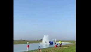 Nufilmuota, kaip rusų parašiutininkas dideliu greičiu trenkėsi į vandenį