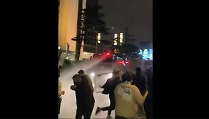 Policija panaudojo vandens patrankas prie&scaron; Izraelio konsulato &scaron;turmą Stambule