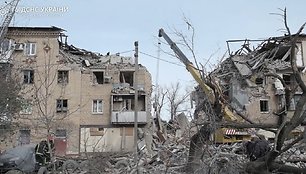 Gelbėjimo operacija Donecko srityje, kur raketa pataikė į 4 aukštų pastatą