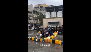Palestiniečiai stovi eilėje prie vandens