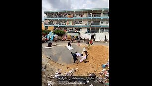 Palestiniečių vaikai žaidžia bombų i&scaron;mu&scaron;tuose krateriuose