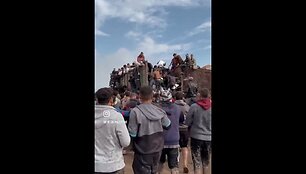 Tūkstančiai palestiniečių bando gauti miltų i&scaron; pagalbos sunkvežimio
