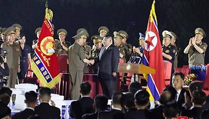 Kim Jong Unas perdavė pasieniečiams 250 balistinių raketų paleidimo įrenginių