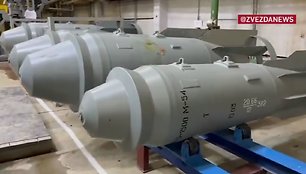 Bombos FAB-3000 M-54 (antrame plane) ir FAB-1500 (priekyje)