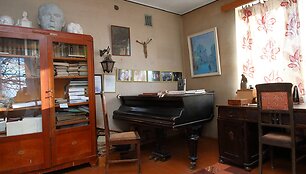 V. Klovos memorialinis kambarys