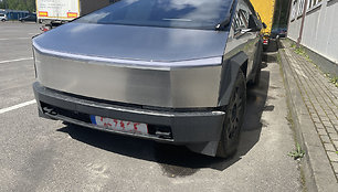 Sulaikyti du „Tesla Cybertruck“ pikapai