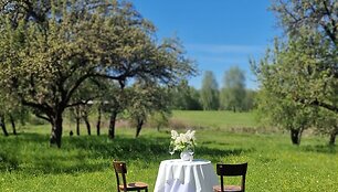 Vilnių i&scaron;keitė į mi&scaron;ką ir atidarė restoraną: Ieva vai&scaron;ina patiekalais, kurių meniu diktuoja pati gamta